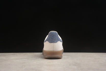 Gazelle beige y azul marino