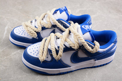 Dunk Low SB azul y blanco