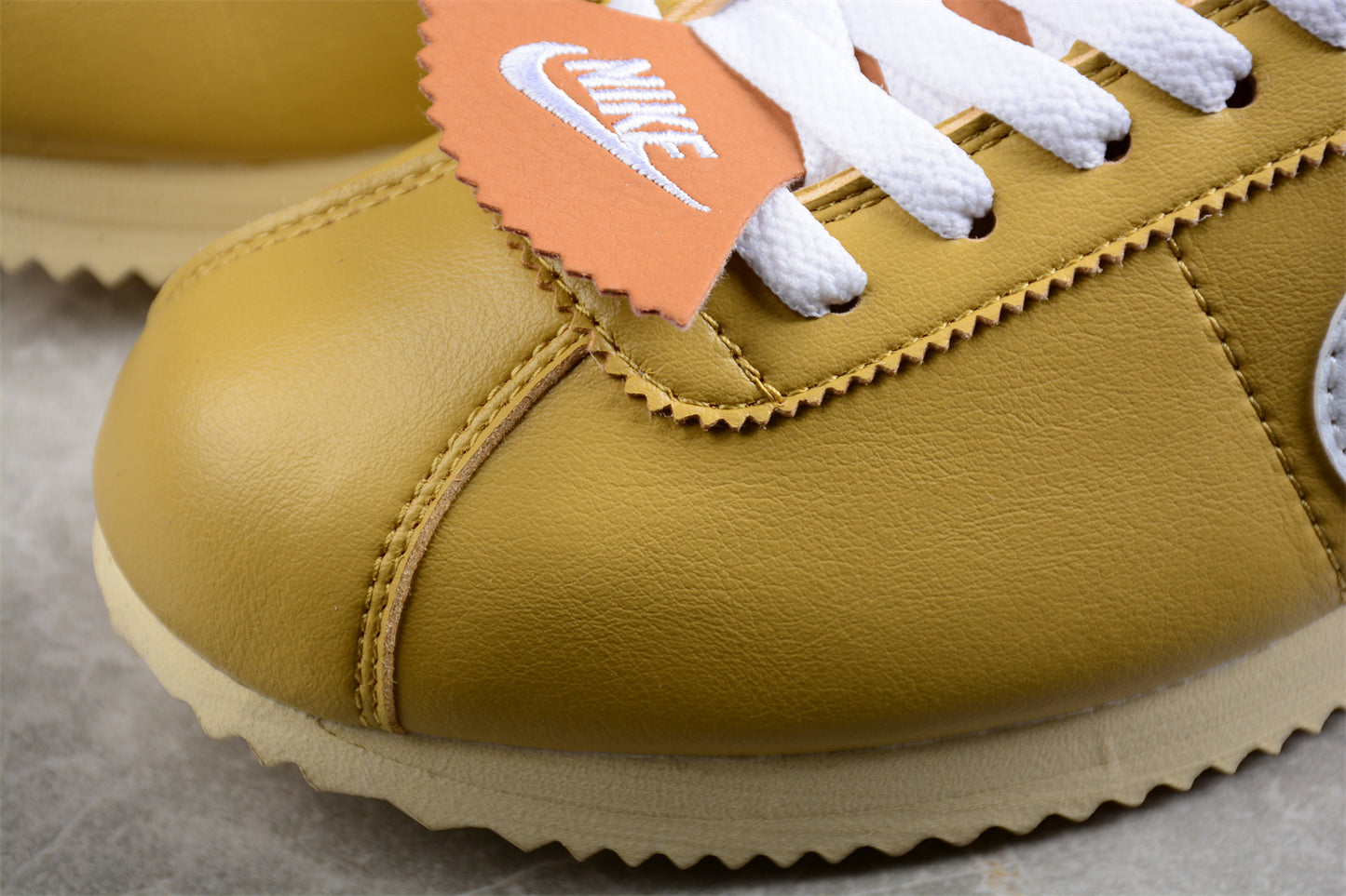 Cortez amarillo y blanco