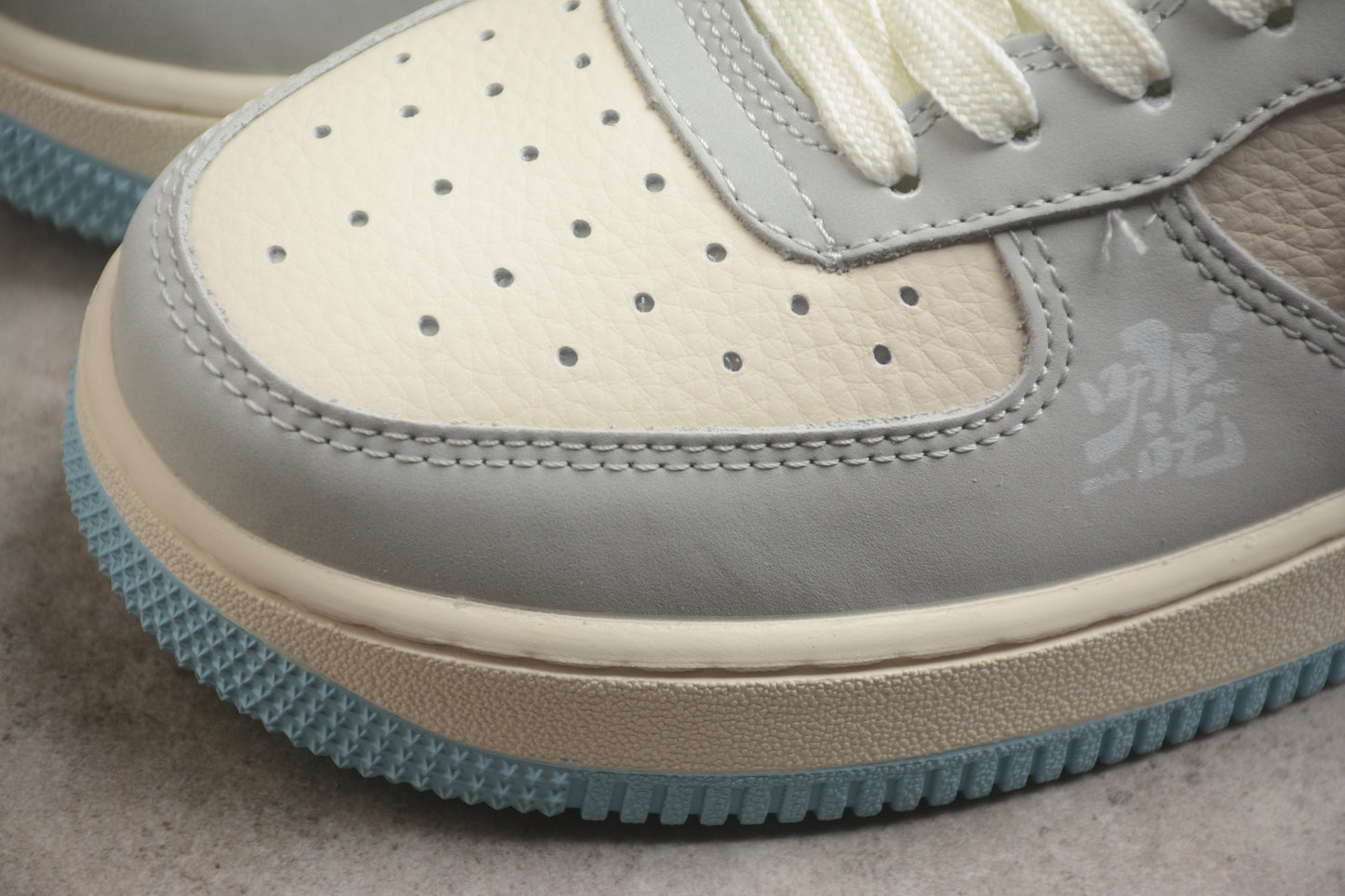 Air Force 1 Low “Nezha” beyge y azul celeste