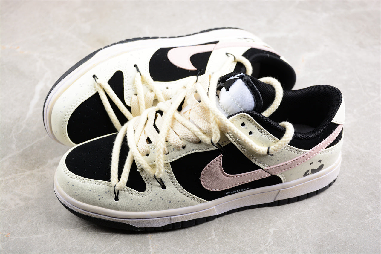 Dunk Low blanco hueso, negro y rosa