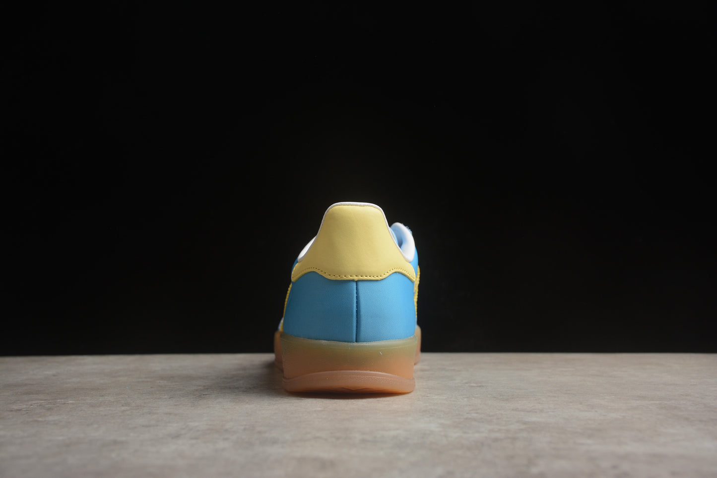 Gazelle azul cielo y amarillo