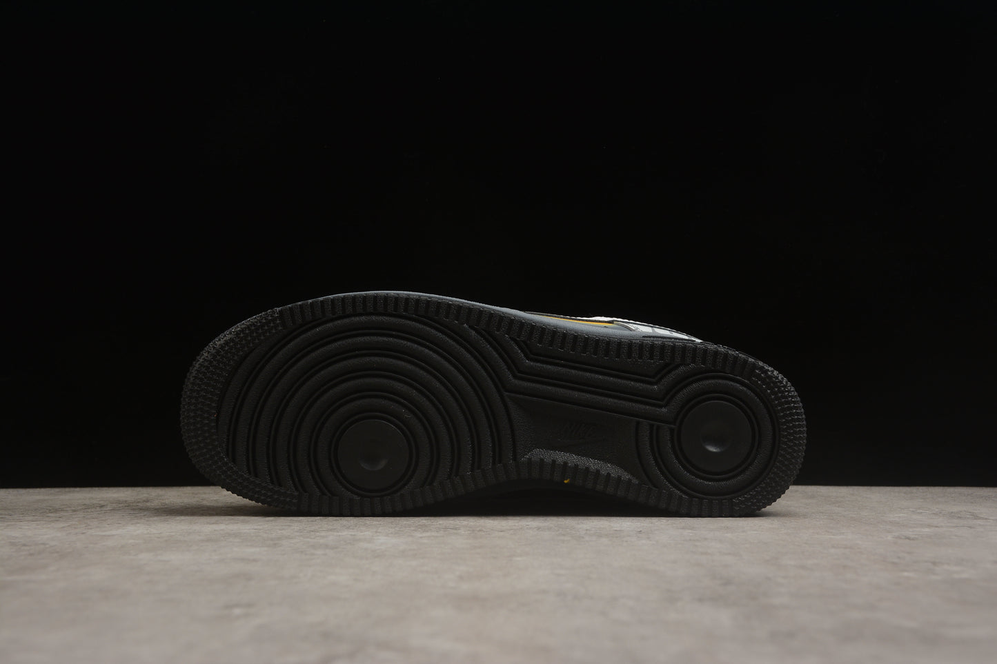 Air Force 1 07 cinza oscuro y blanco