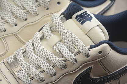 Air Force 1 Low x Undefeated “5 On It” crema claro y navy