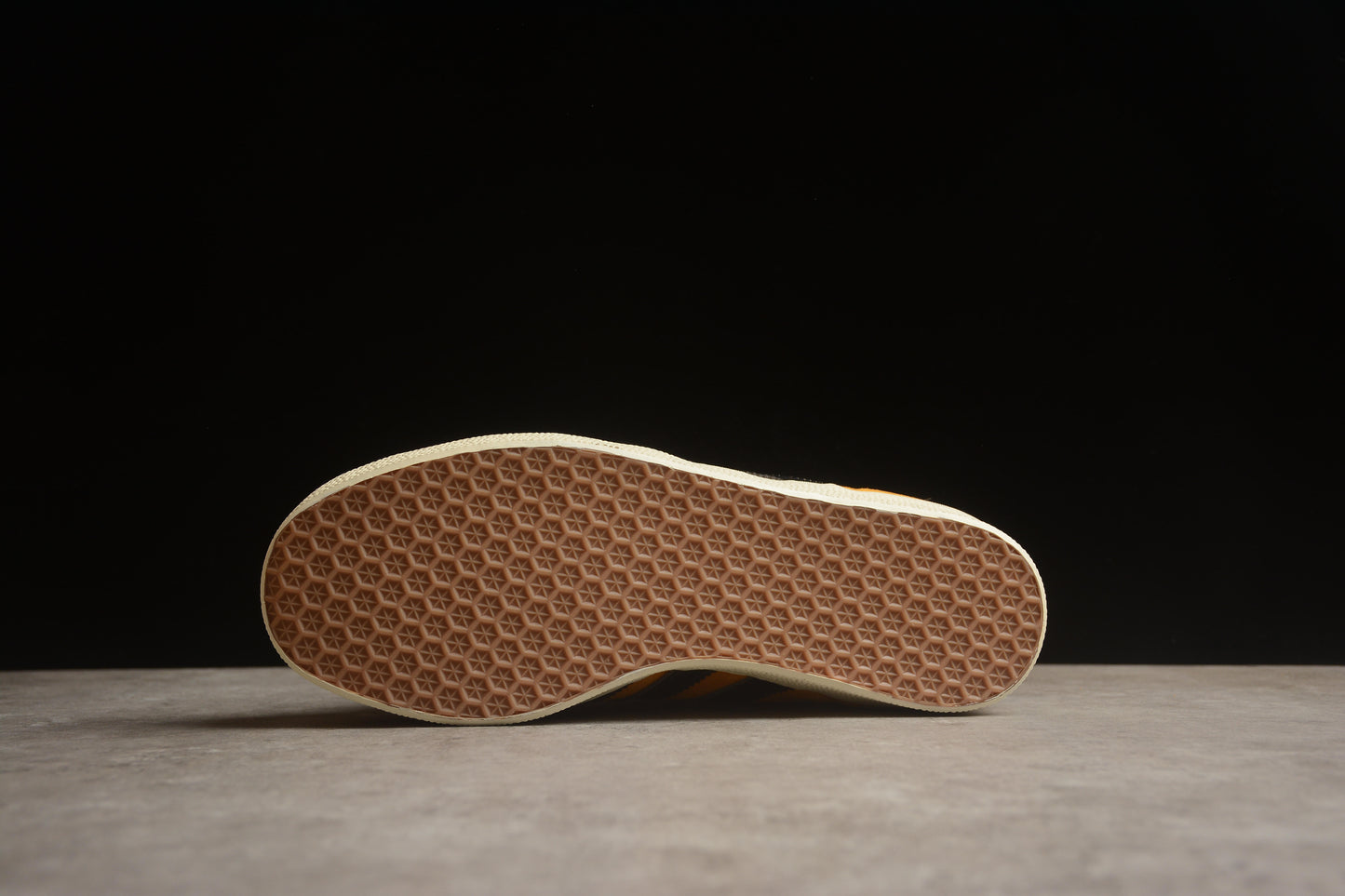 Gazelle amarillo y negro