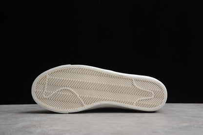 Blazer Low ‘77 PRM “Swoosh 50th Anniversary” negro, beige y dorado