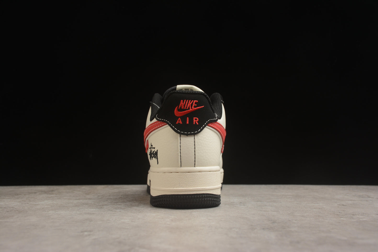 Air Force 1 07 x Stüssy beige claro, rojo carmesí y negro