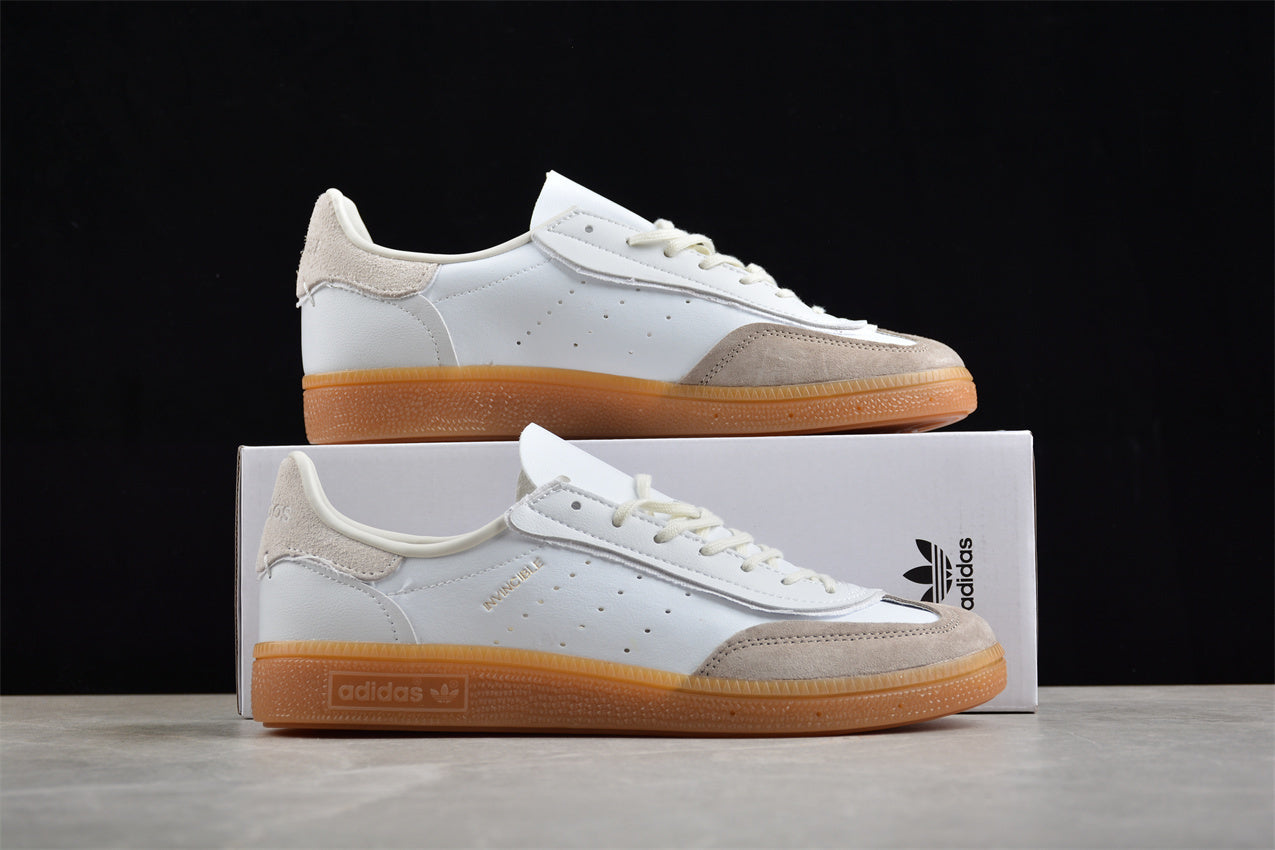 INVINCIBLE x Handball Spezial blanco y beige claro