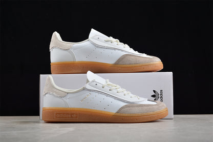 INVINCIBLE x Handball Spezial blanco y beige claro
