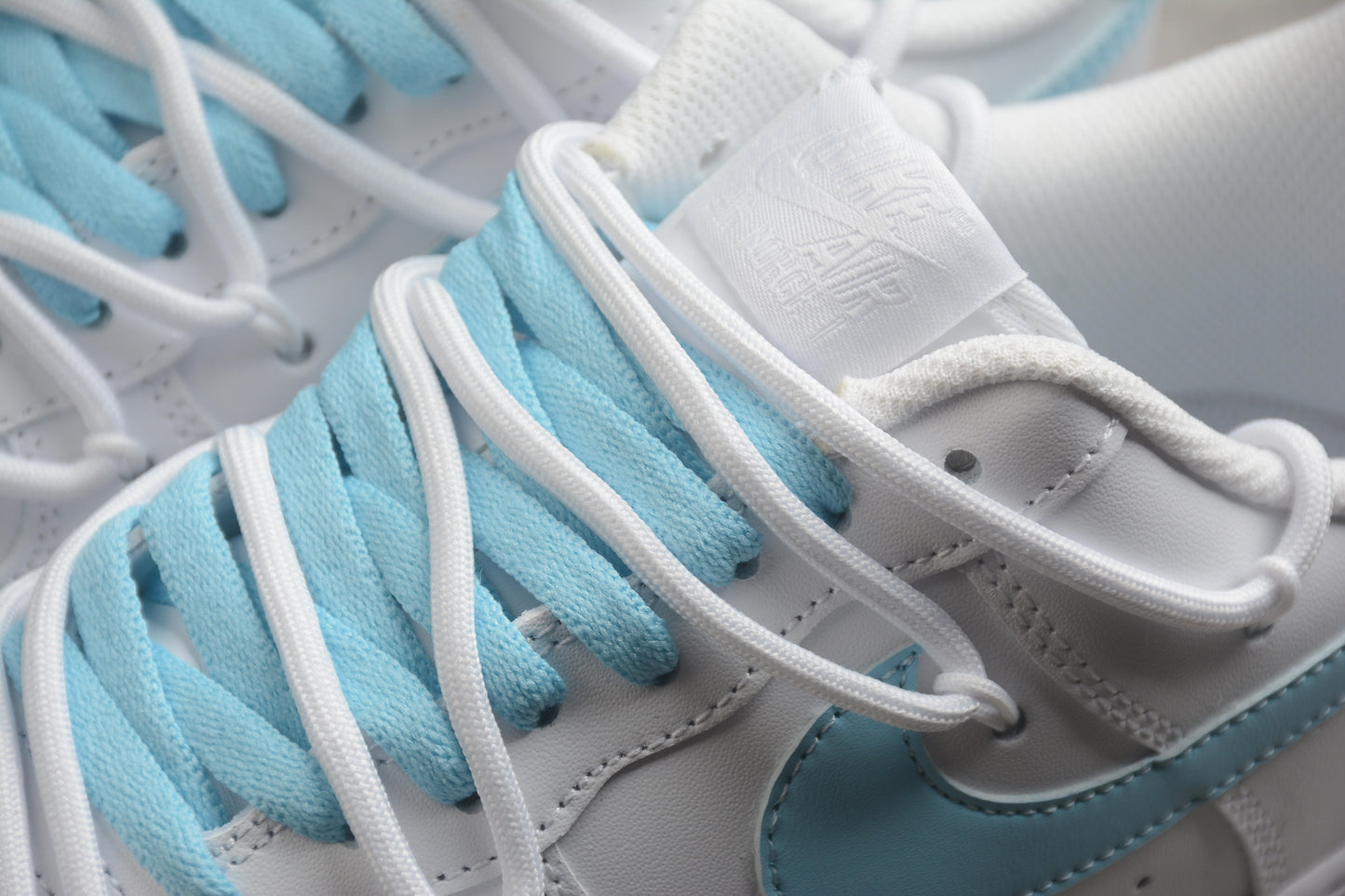 Air Force 1 Low “Love Real" blanco y azul cielo