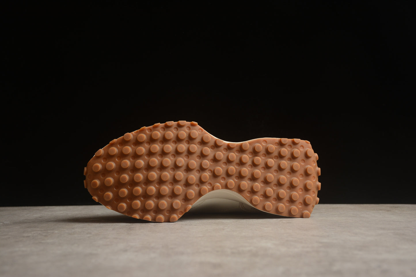 NB 327 beige y rojo coral