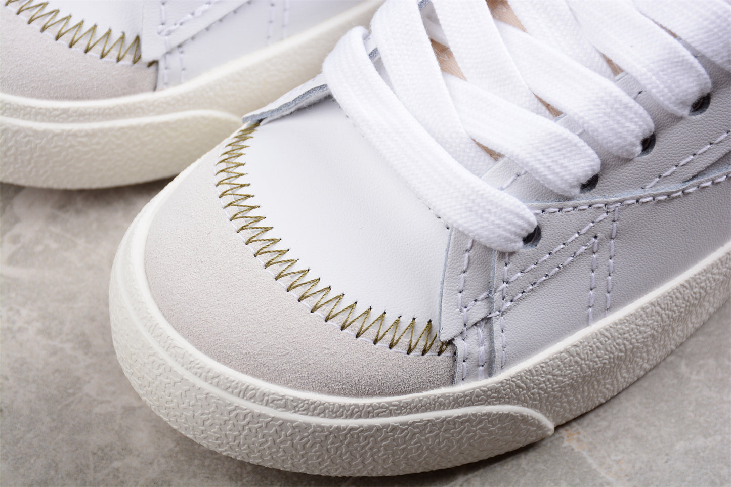 Blazer Low '77 blanco y dorado