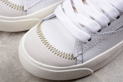 Blazer Low '77 blanco y dorado
