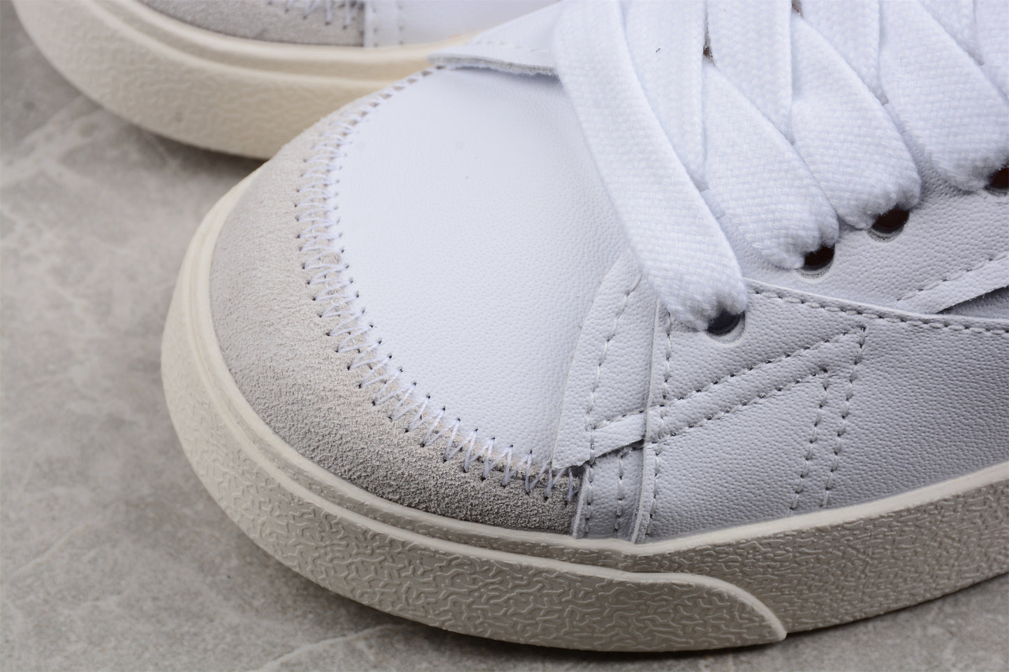 Blazer Low '77 blanco y naranja