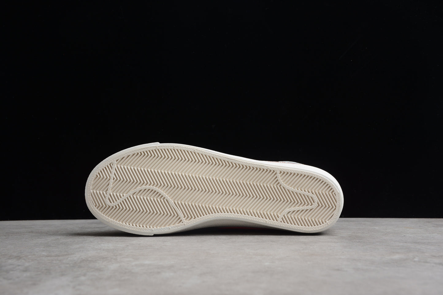 Blazer Low '77 blanco, dorado y rojo