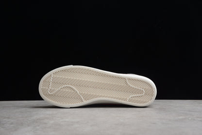 Blazer Low '77 blanco, dorado y rojo