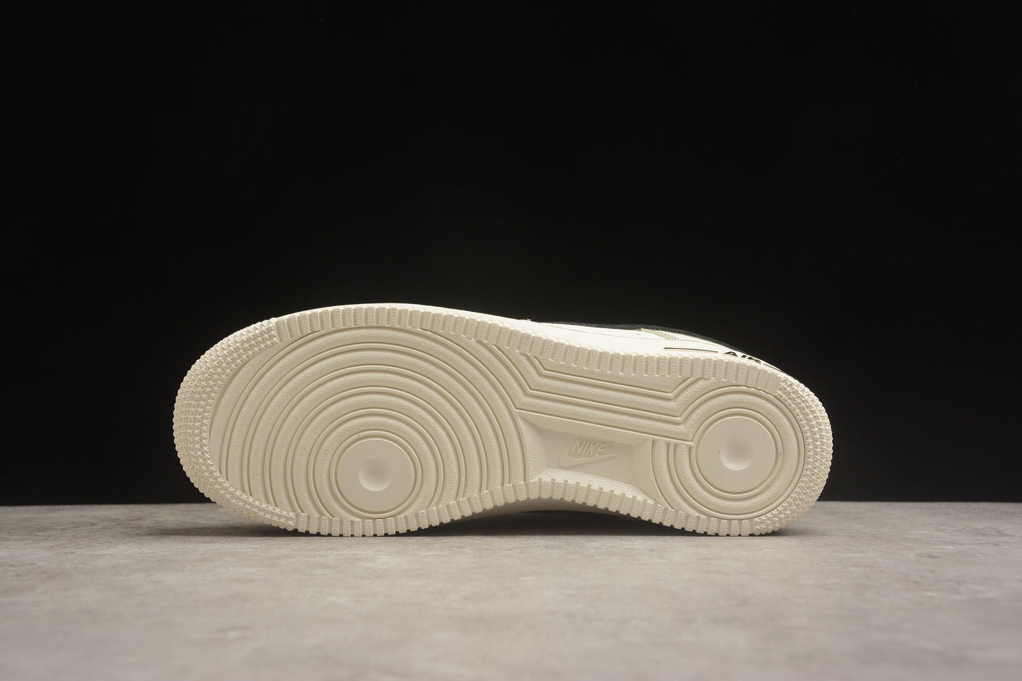 Air Force 1 Low hueso claro y negro