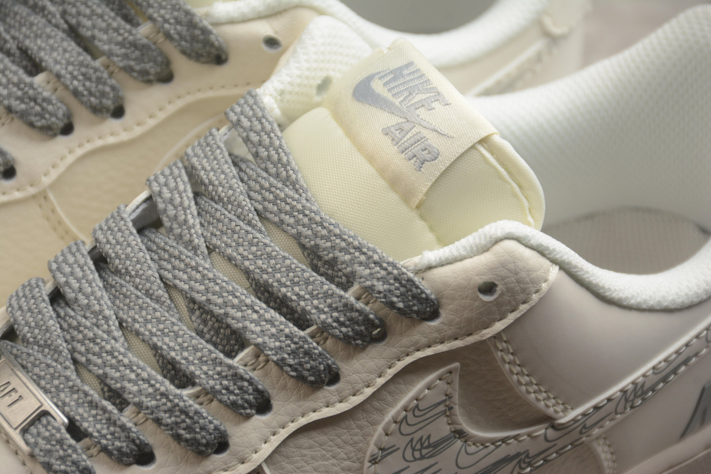 Air Force 1 07 beige crema y gris medio