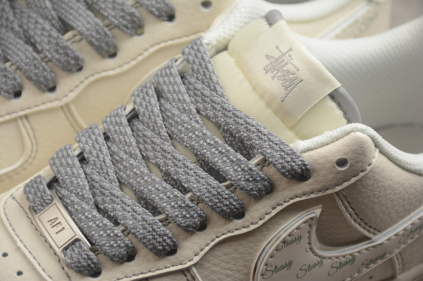 Air Force 1 Low x Stussy beige y gris