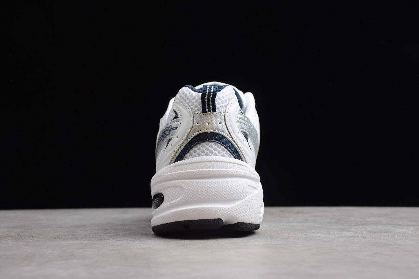 NB 530 blanco y azul marino