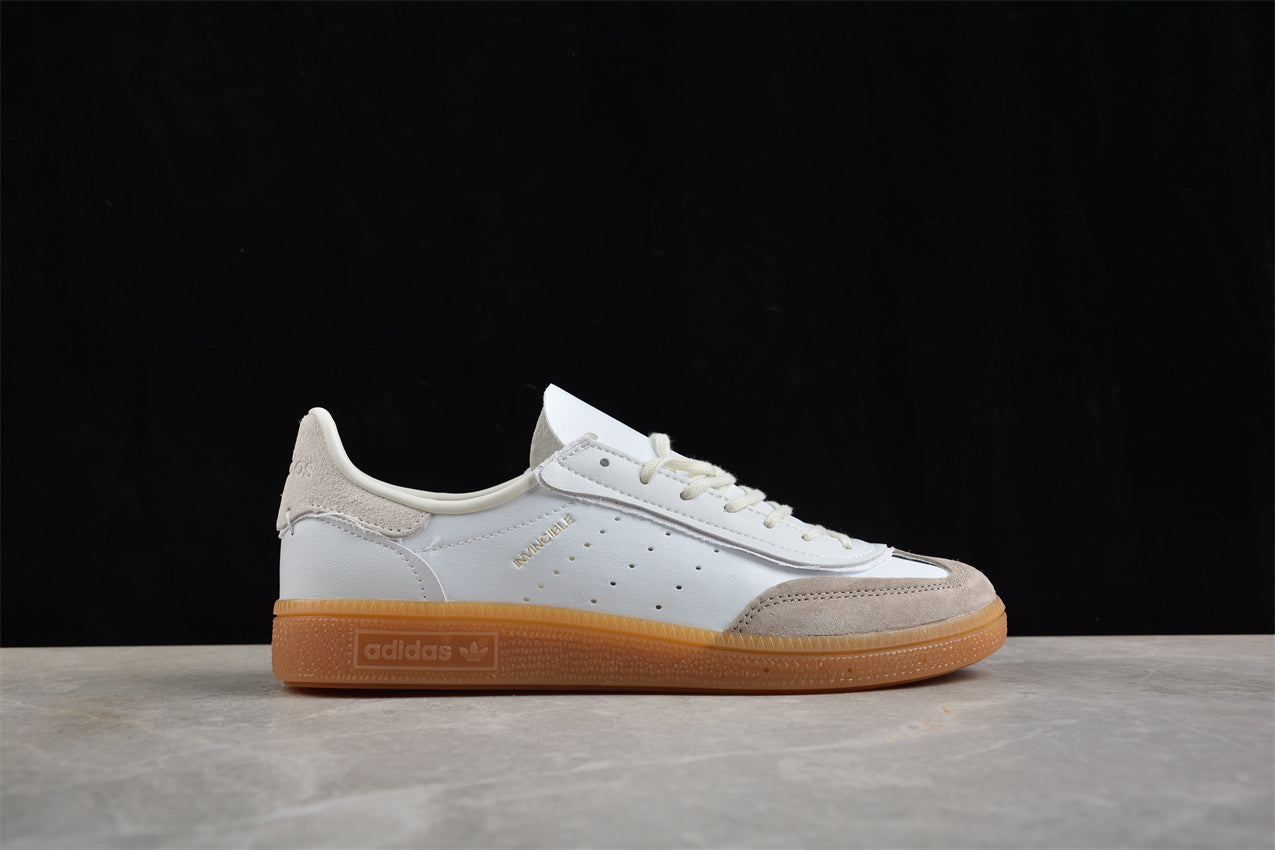 INVINCIBLE x Handball Spezial blanco y beige claro