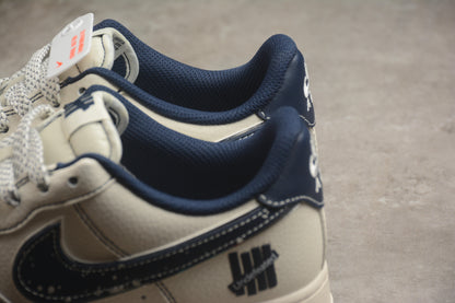Air Force 1 Low x Undefeated “5 On It” crema claro y navy