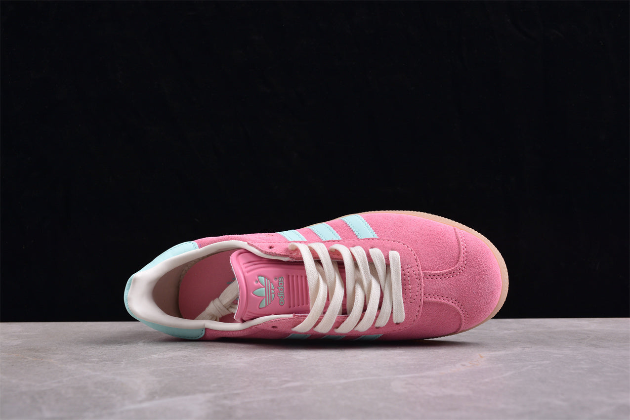 Gazelle rosa y azul cielo
