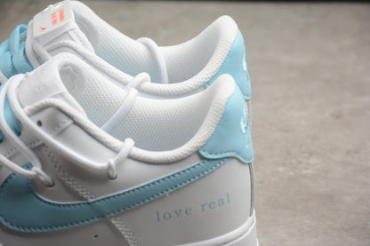 Air Force 1 Low “Love Real" blanco y azul cielo