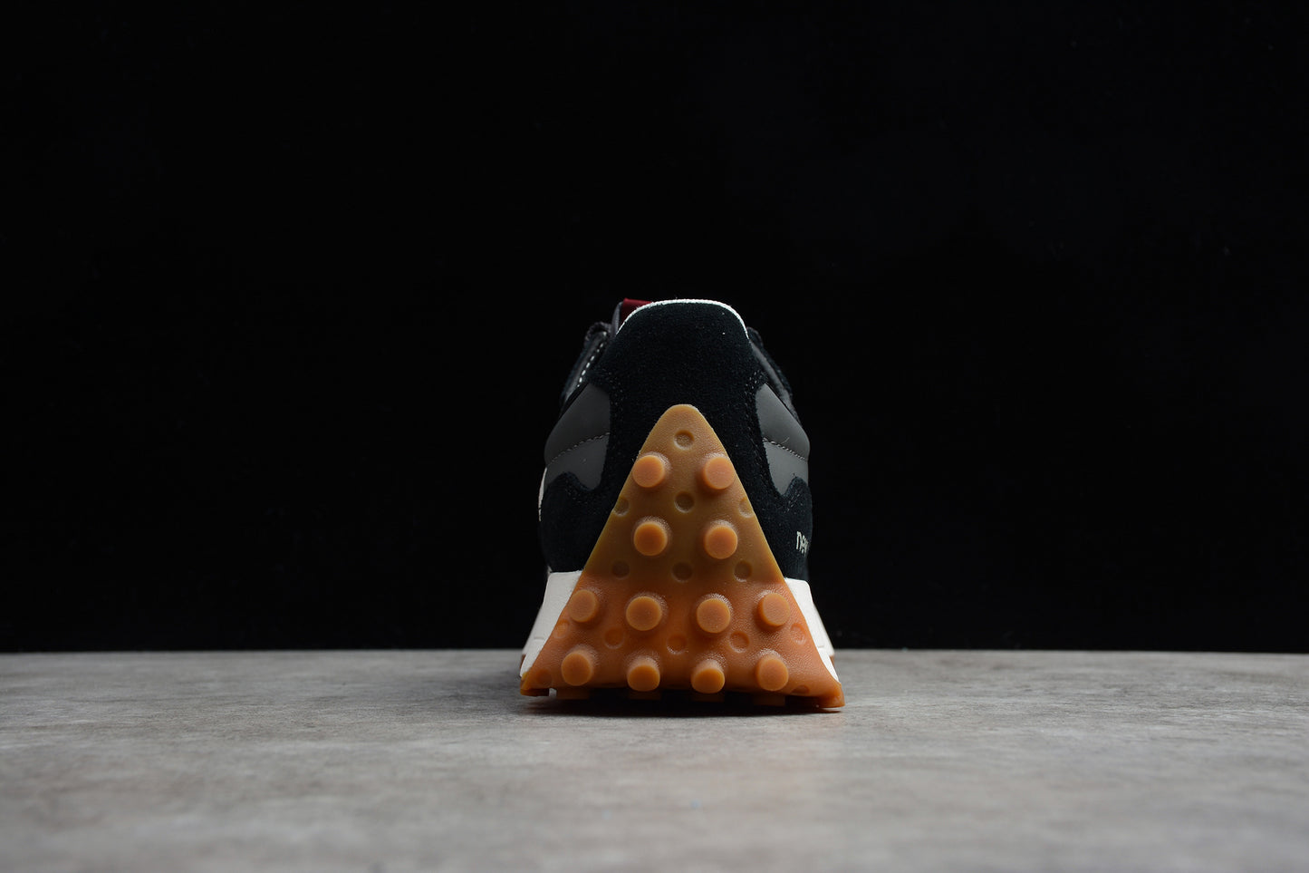 NB 327 negro y blanco roto