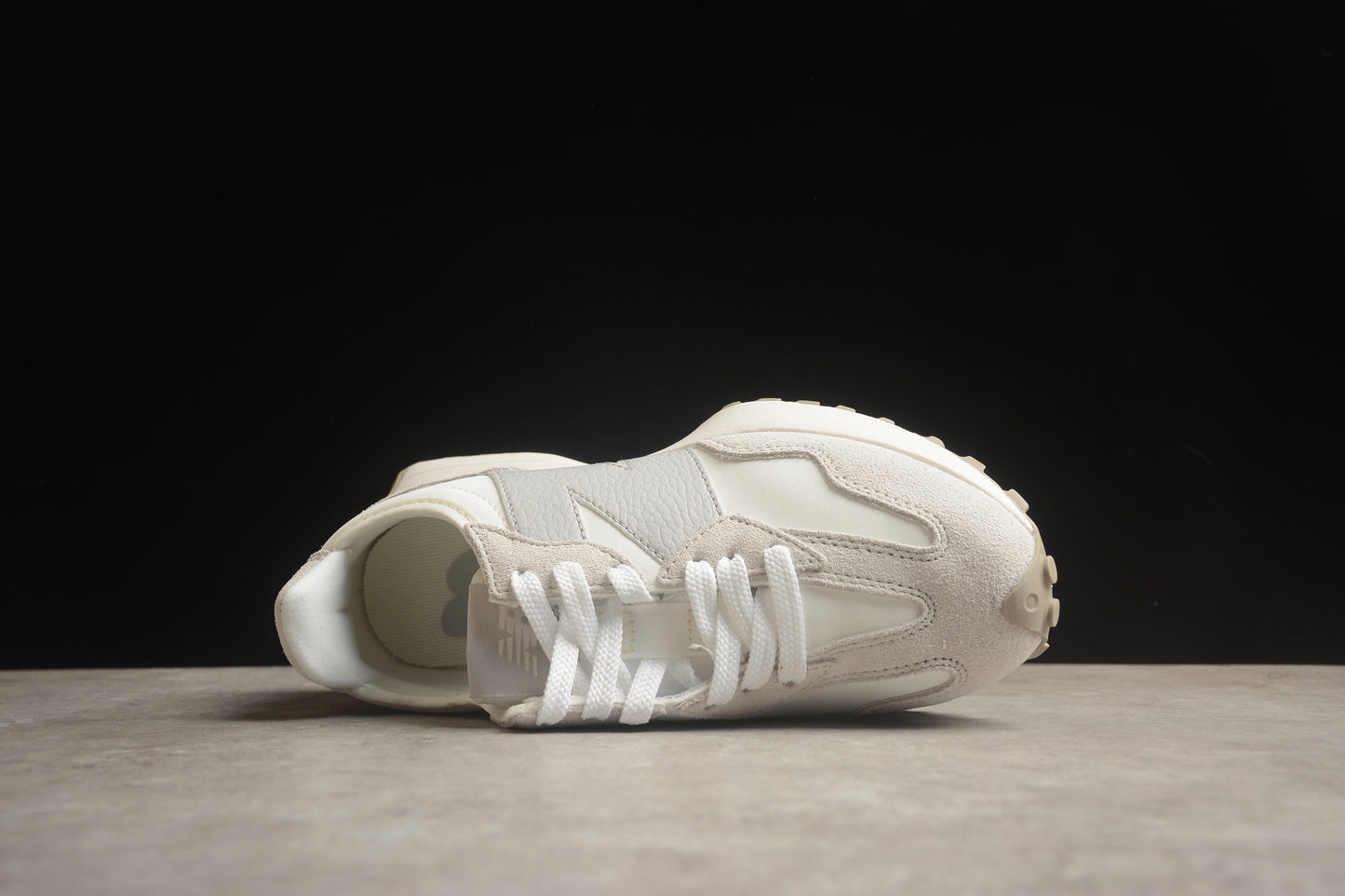 NB 327 blanco y gris