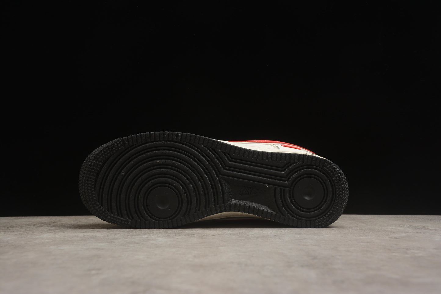 Air Force 1 07 x Stüssy beige claro, rojo carmesí y negro