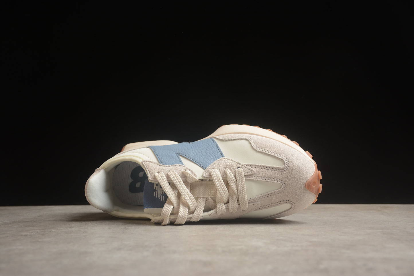 NB 327 beige claro y azul celeste