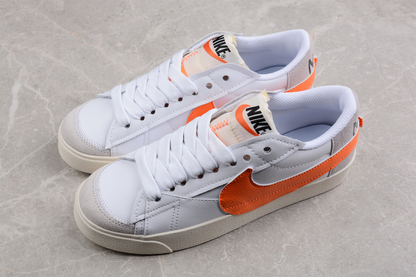 Blazer Low '77 blanco y naranja