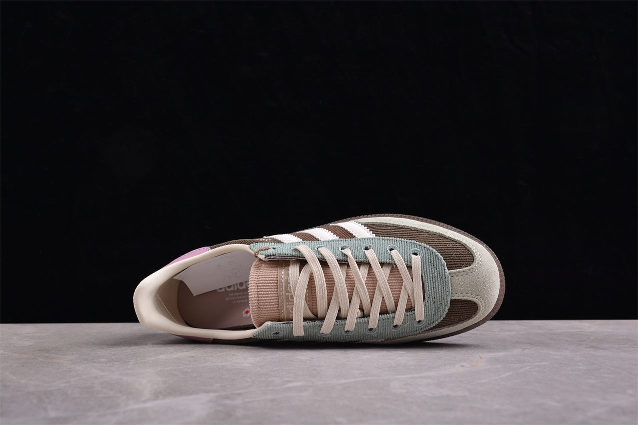 Handball Spezial verde salvia, marrón y blanco con tejido acanalado