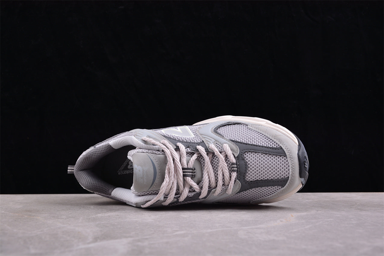 NB 530 gris con suela crema