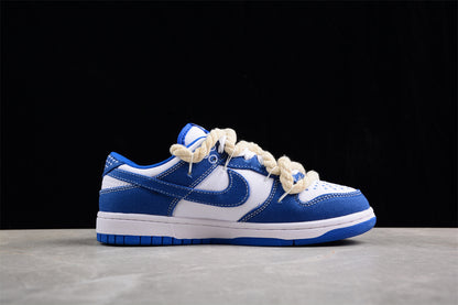 Dunk Low SB azul y blanco