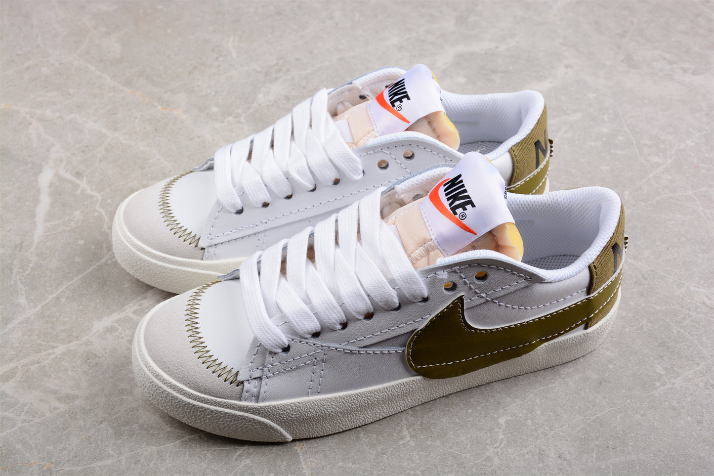 Blazer Low '77 blanco y dorado