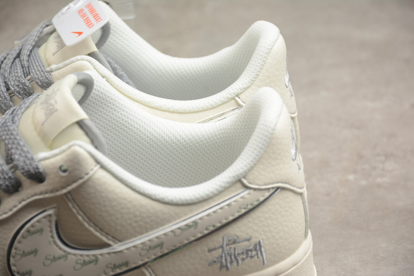 Air Force 1 Low x Stussy beige y gris