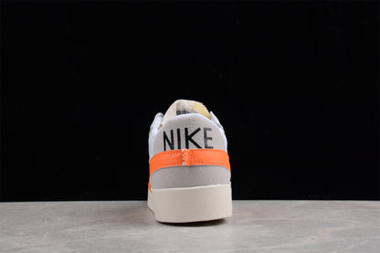 Blazer Low '77 blanco y naranja