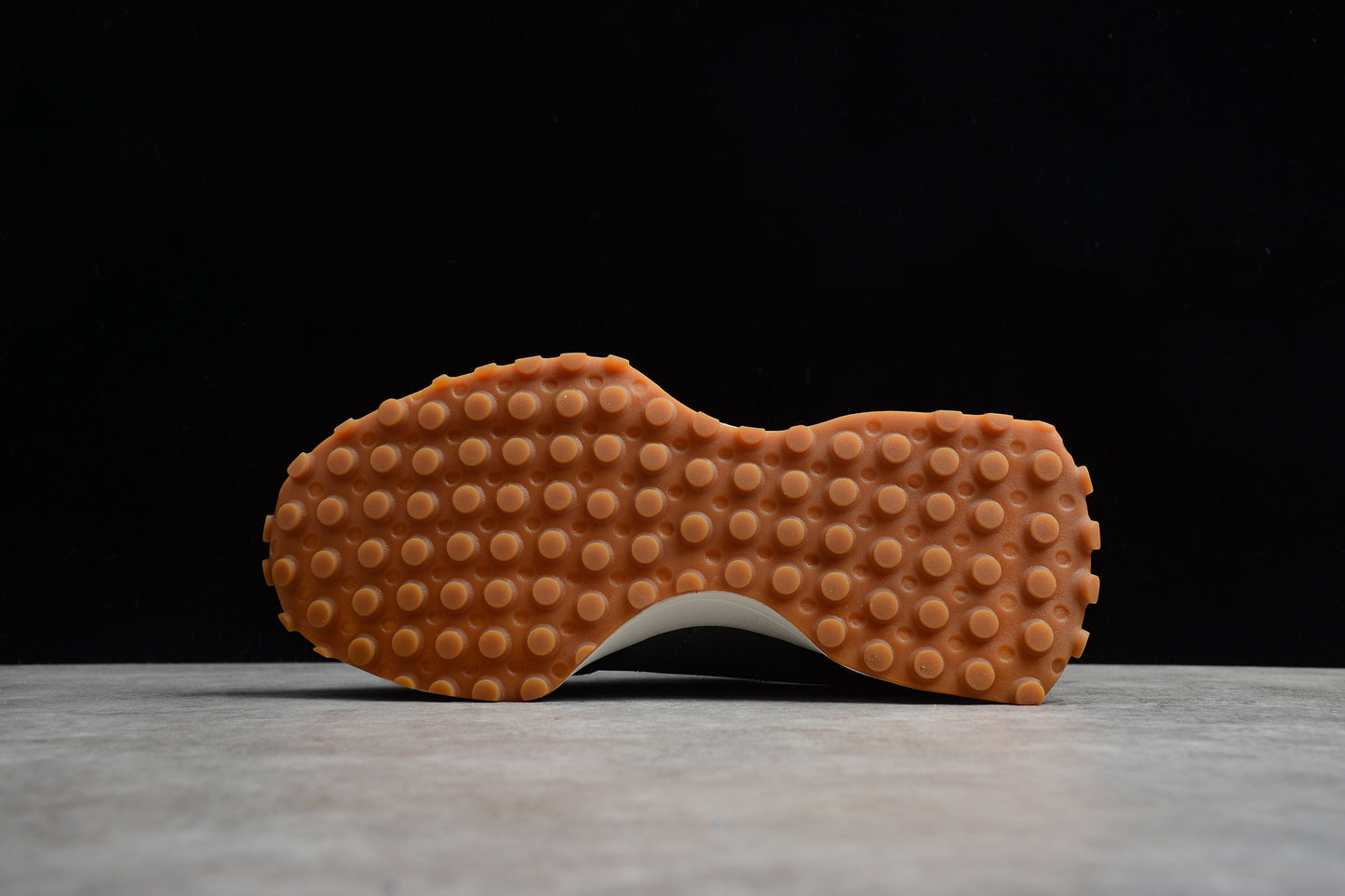 NB 327 negro y blanco roto