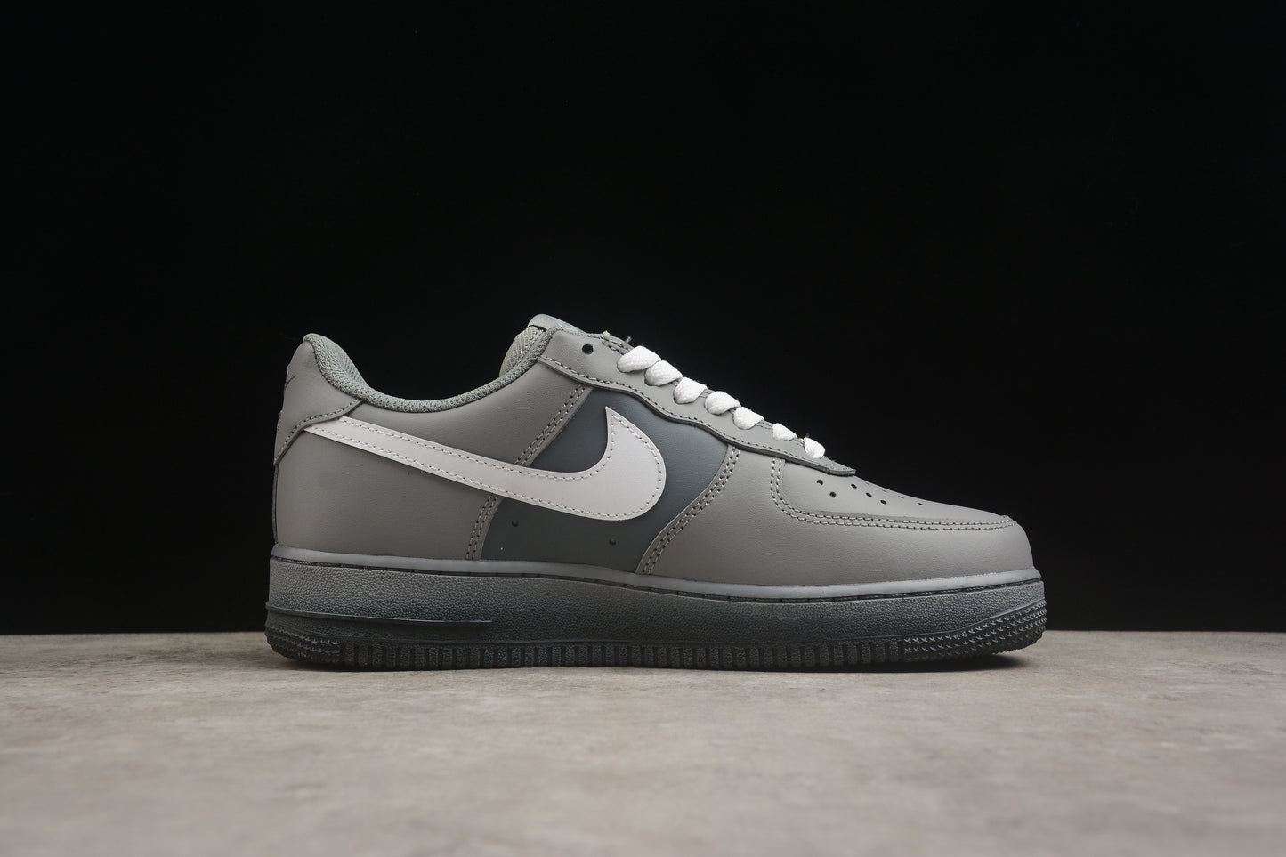 Air Force 1 07 cinza oscuro y blanco