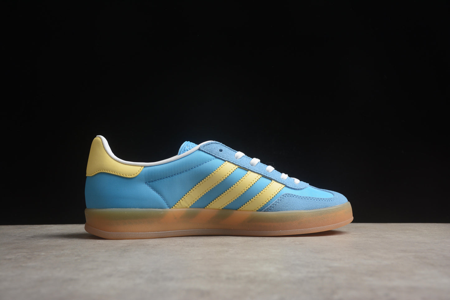 Gazelle azul cielo y amarillo
