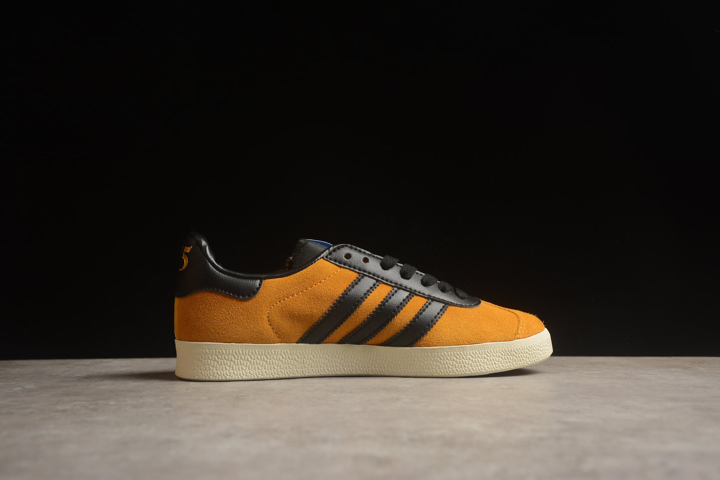 Gazelle amarillo y negro
