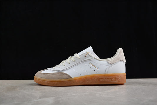 INVINCIBLE x Handball Spezial blanco y beige claro