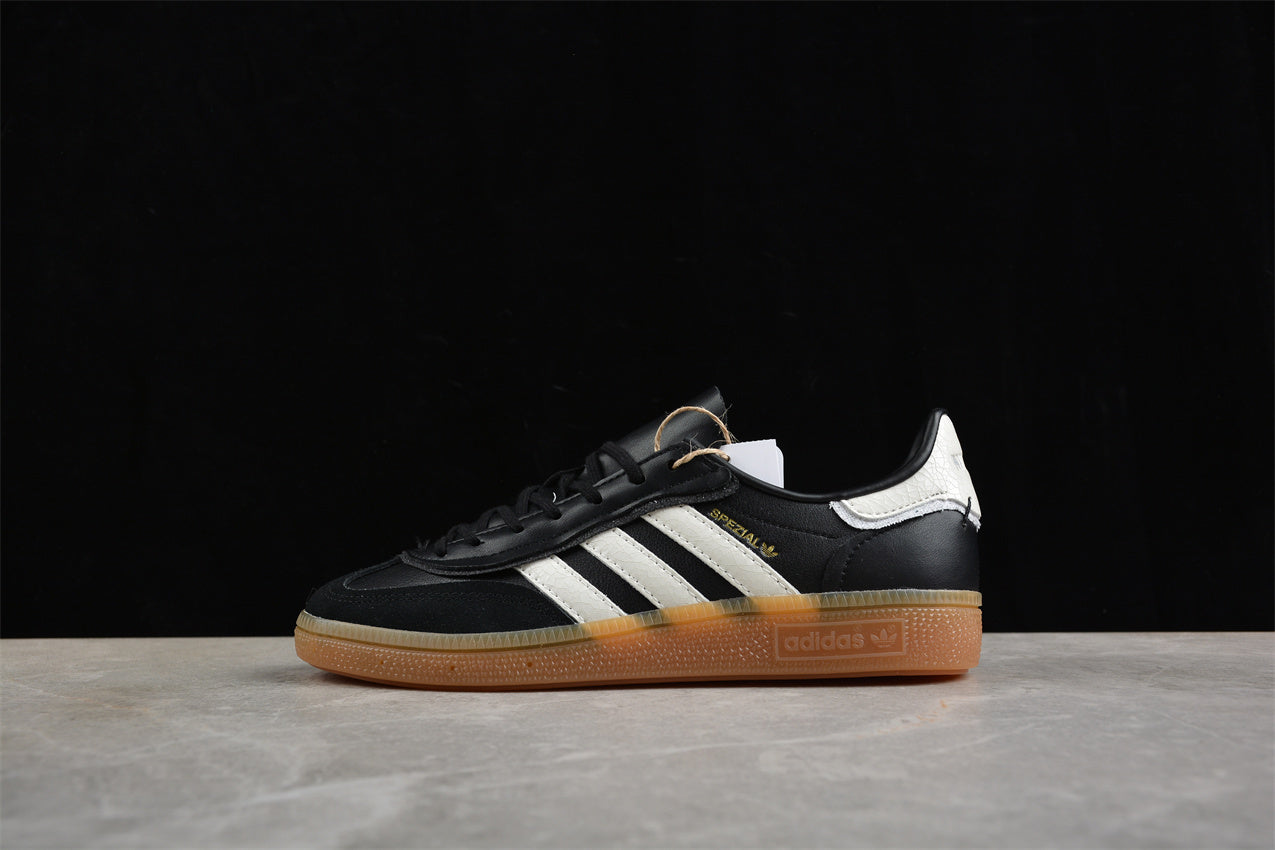 INVINCIBLE x Handball Spezial negro y blanco