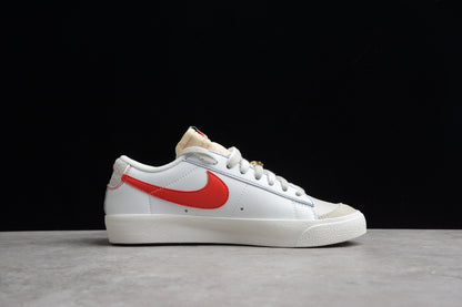Blazer Low '77 blanco, dorado y rojo