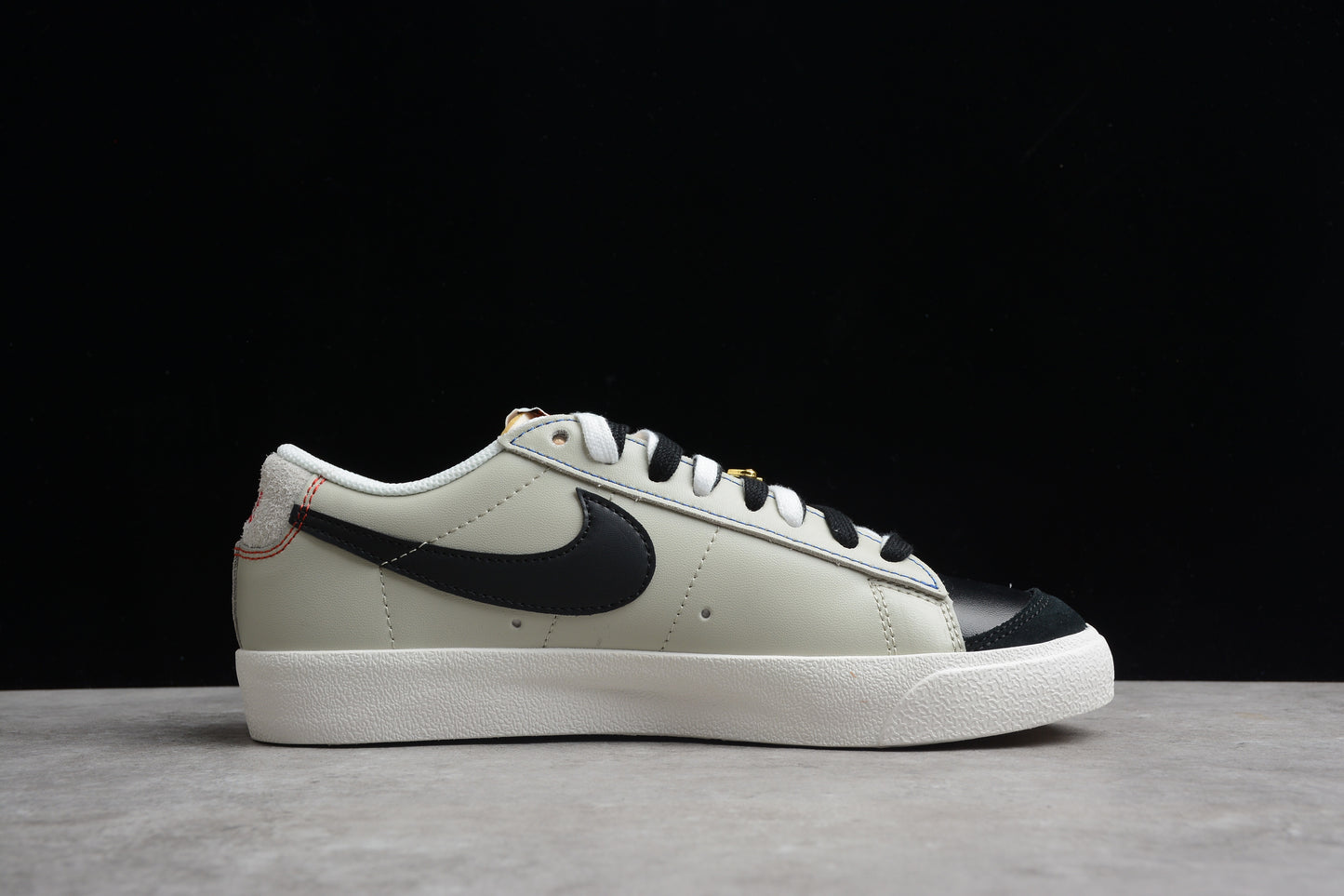 Blazer Low ‘77 PRM “Swoosh 50th Anniversary” negro, beige y dorado