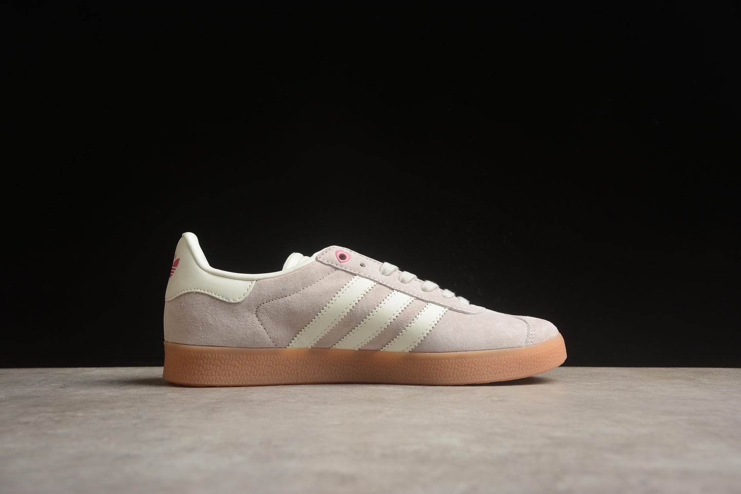Gazelle gris, blanco y rosa