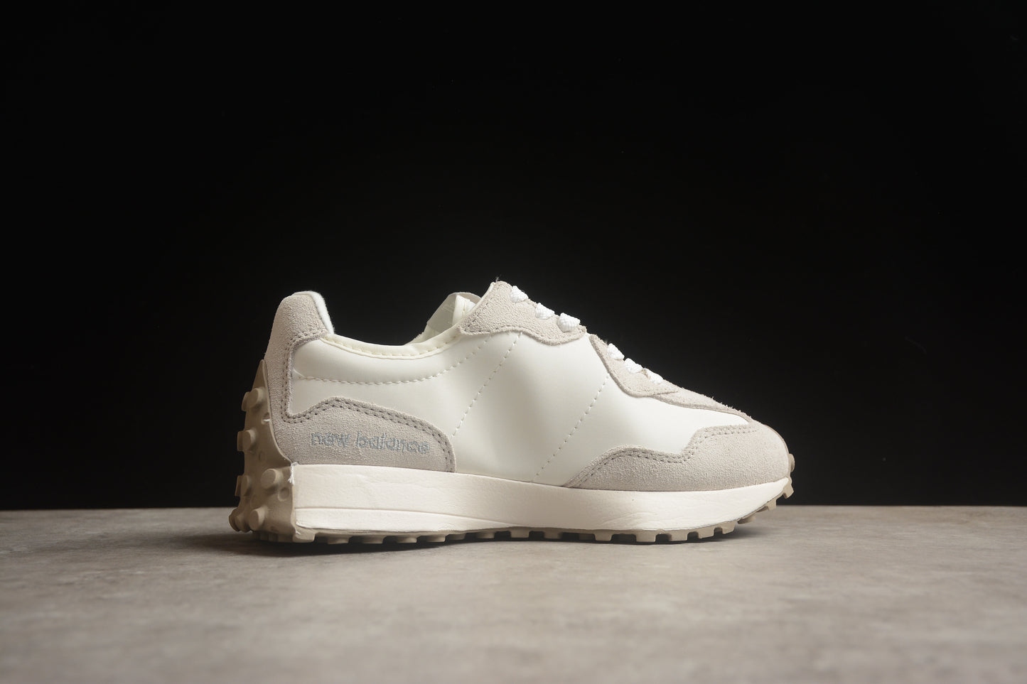 NB 327 blanco y gris