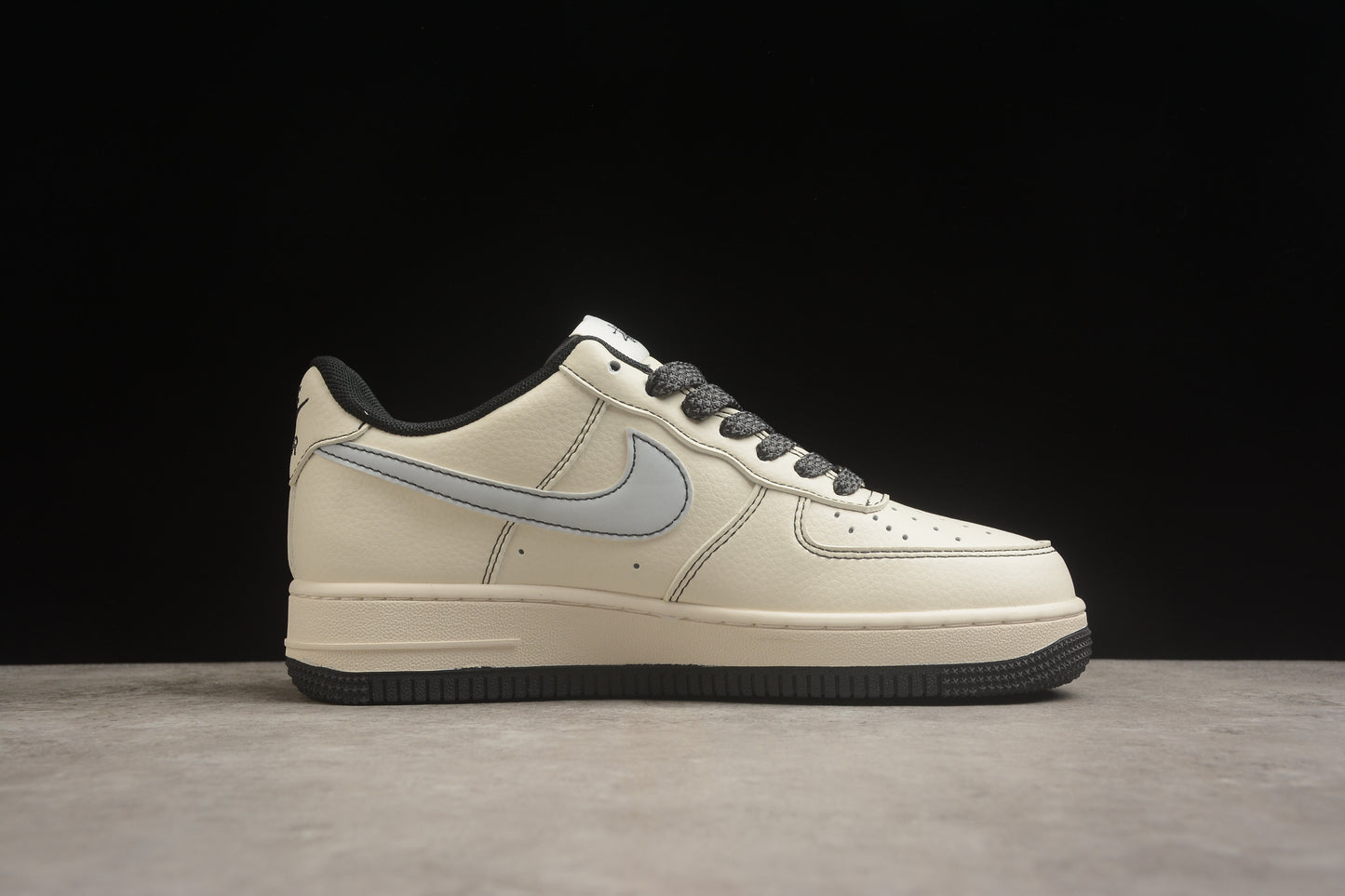 Air Force 1 07 beige y negro carbono